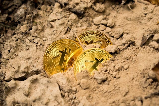 Public Miners Raise $1.6B in Q1 Ahead of Bitcoin Halving