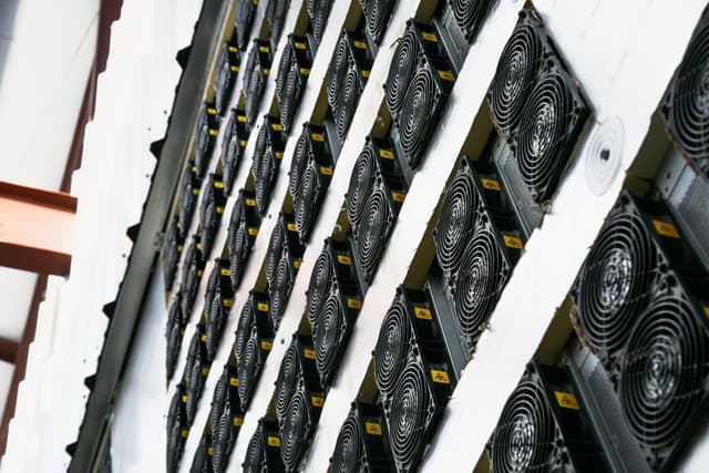 Bitcoin Miners Commit $620 Million in Equipment Preorders